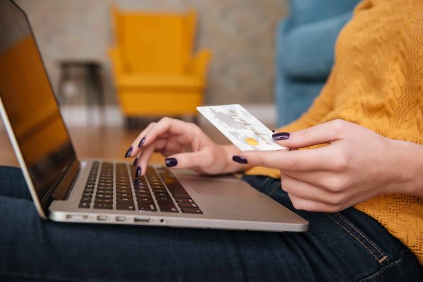 Banque en ligne sans justificatif de revenus : quels sont les avantages possibles ?